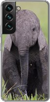 Geschikt voor Samsung Galaxy S22 hoesje - Olifant - Baby - Dieren - Gras - Natuur - Siliconen Telefoonhoesje