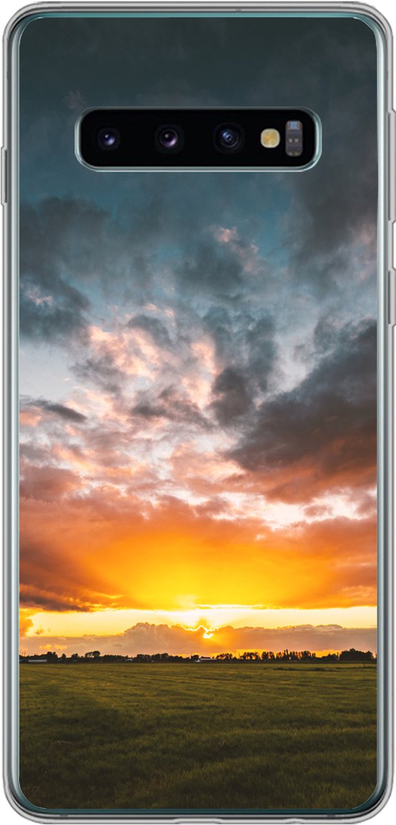 Telefoonhoesje Geschikt voor Samsung Galaxy S10 hoesje - Zonsondergang boven een weiland in Nederland - Siliconen Telefoonhoesje Telefoonhoesje