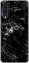 Geschikt voor Samsung Galaxy A50 hoesje - Close-up octopus op zwarte achtergrond in zwart-wit - Siliconen Telefoonhoesje