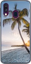 Geschikt voor Samsung Galaxy A40 hoesje - Strand - Zonsondergang - Palmboom - Siliconen Telefoonhoesje