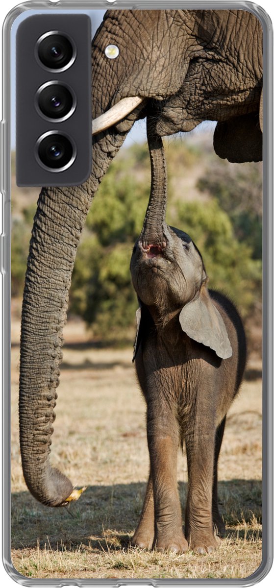Telefoonhoesje Geschikt voor Samsung Galaxy S21 FE hoesje - Olifant - Dieren - Gras - Natuur - Siliconen Telefoonhoesje Telefoonhoesje