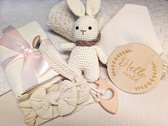 Kraamcadeau wit konijn 6-delige set - met de hand gehaakt popje - hydrofiele doek - speenkoord - slab - haarband - houten foto bordje - kraammand - kraampakket - giftbox - kraamcadeau jongen - kraamcadeau meisje - cadeaubox - babyshower - baby cadeau