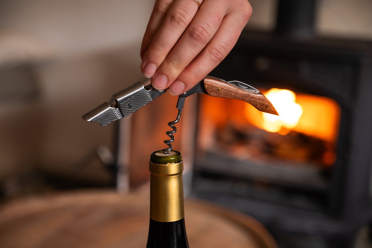 Mémoire® Couteau Sommelier Kurkentrekker - Wijnopener - Perfect cadeau voor wijnliefhebbers - 3 in 1 Kelnersmes - Kurkentrekker Wijn - Premium kelnermes van pakkahout met rosewood look - stijlvolle en functionele kurkentrekker - Horeca wijnopener — cadeau in Kookcadeaus - foto 6