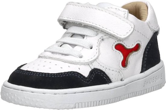 Witte leren sneaker met rode opdruk, donkerblauwe accenten en klittenbandsluiting.