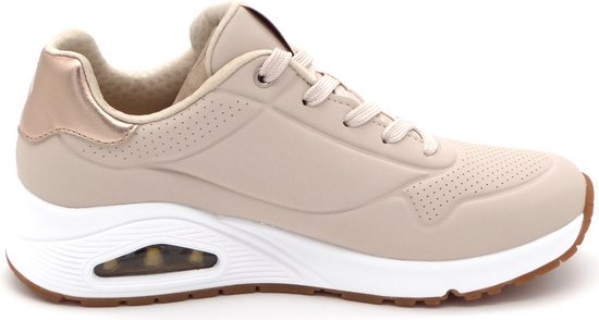 Vue latérale d'une basket Skechers couleur naturelle avec semelle blanche, détail doré au talon et amorti air.