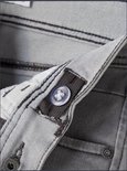 Grijze jeans met donker stiksel en een doorzichtige knoop voor verstelling.
