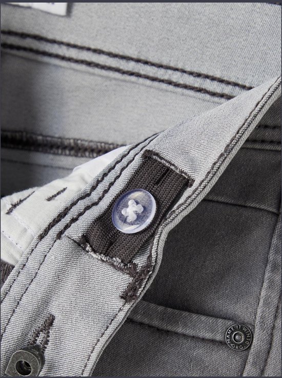 Grijze jeans met donker stiksel en een doorzichtige knoop voor verstelling.