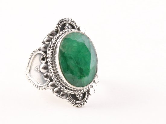 Bewerkte zilveren ring met smaragd - maat 21