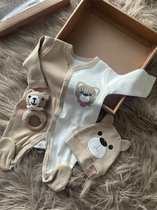 Baby Babykleding Babykleertjes Rompers & Boxpakken Boxpakjes Babykleding meisje - 3 delig - Boxpakje - Jumpsuit Baby - beige van kleur - bear - Met drukknoopjes - Maat 62
