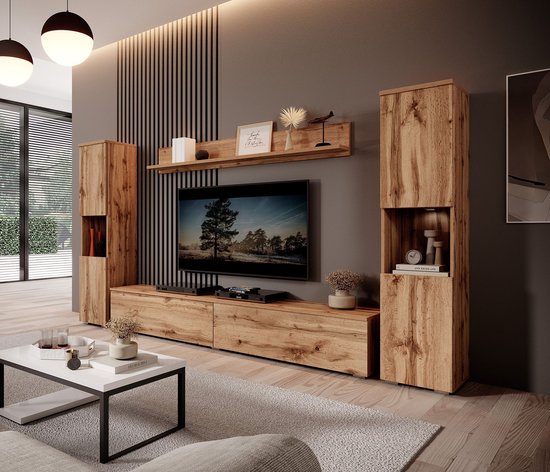 Eikenhouten wandmeubel in een woonkamer met tv, open vakken en decoratie.