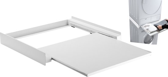 Uitschuifbare witte plank met machine-uitlijning en een overlay van handen die kleding vouwen.
