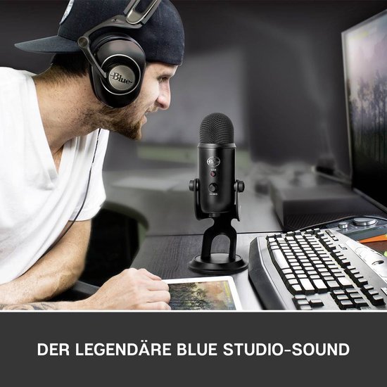 Homme avec microphone Blue Yeti et casque à un bureau, avec texte "LE SON STUDIO BLUE LÉGENDAIRE"
