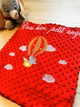 Red baby blanket with an elephant and a French dedication embroidered