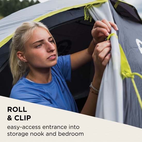 Een vrouw met blond haar bevestigt de tent met een koord, met de tekst 'ROLL & CLIP'.