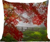 Sierkussen Buiten - Japanse esdoorn - Bomen - Brug - Natuur - Japans - 60x60 cm - Weerbestendig