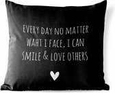 Buitenkussen Weerbestendig - Engelse quote "Every day no matter what i face, i can smile & love others" op een zwarte achtergrond - 50x50 cm