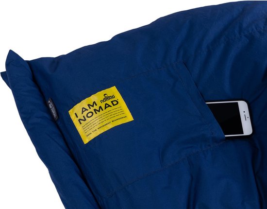 Donkerblauwe slaapzak met een zak met een smartphone erin en gele 'I AM NOMAD' label.