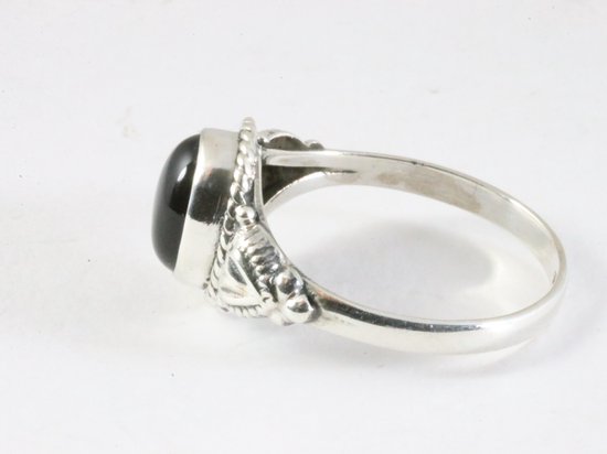 Bewerkte zilveren ring met onyx - maat 18.5
