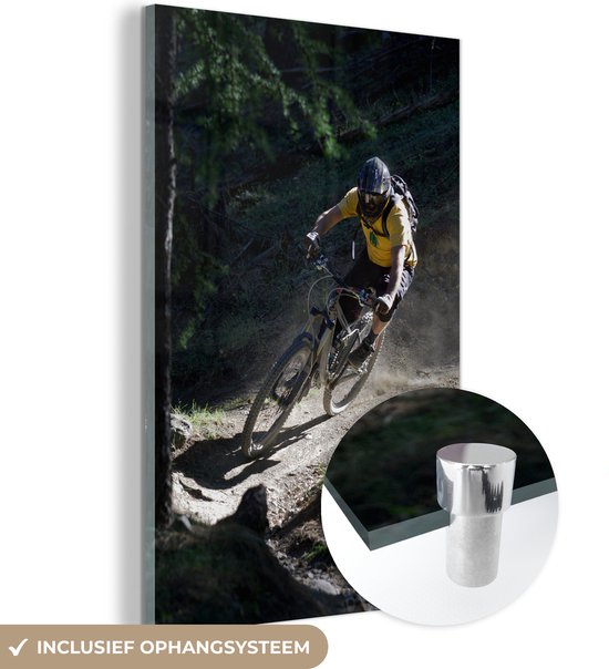 MuchoWow® Glasschilderij - Mountainbiker op onverharde weg - Acrylglas Schilderijen - Foto op Glas