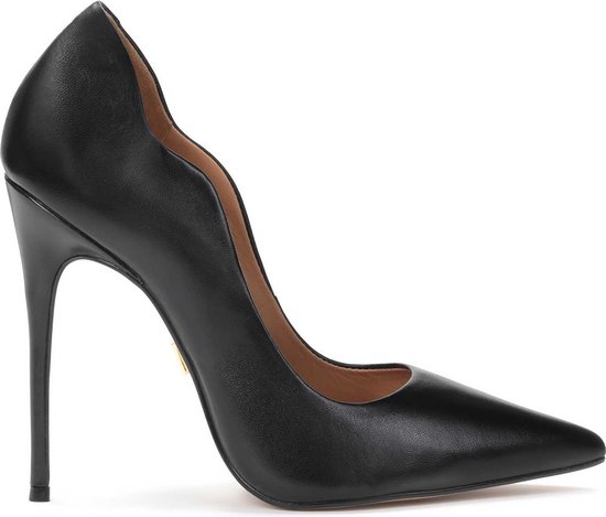 Zwarte hoge pumps met een golvend bovenwerk bol