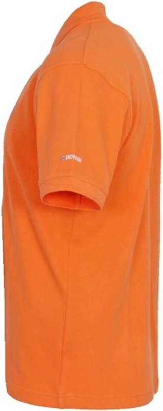 Zijaanzicht van een effen oranje polo met korte mouwen en een subtiel logo op de mouw.