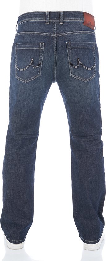 Achterkant van blauwe LTB jeans in regular/straight fit met kenmerkende stiksels op de achterzakken.