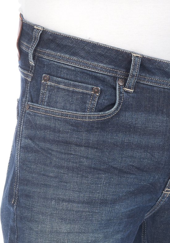 Detail van de tailleband en zakken van blauwe denim jeans met een lichte wassing.