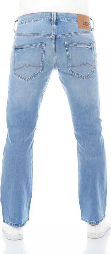 Achterzijde van een lichtblauwe Mustang jeans met bootcut pijpen.