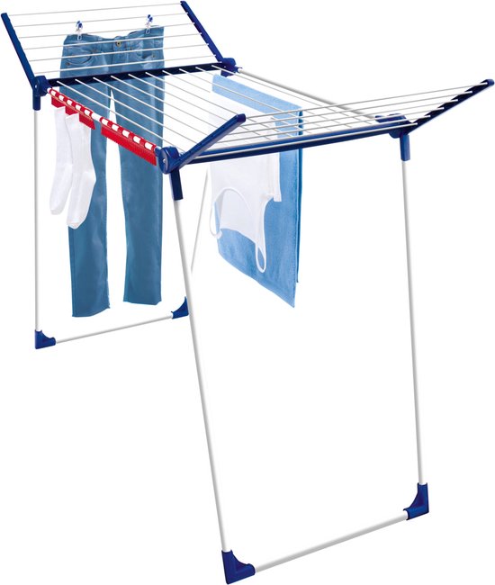 Étendard pliable blanc et bleu avec des accents rouges, incluant un jean bleu, des chaussettes blanches et un débardeur blanc.