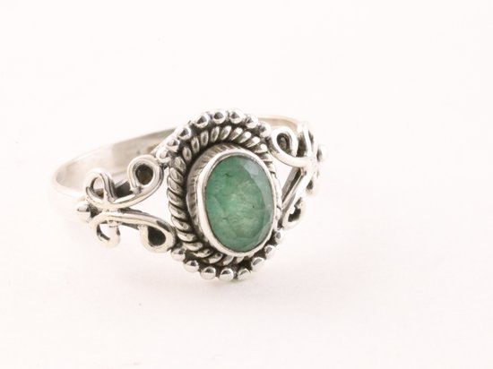 Fijne bewerkte zilveren ring met smaragd - maat 17.5