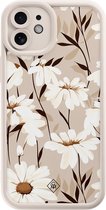 Casimoda® hoesje - Geschikt voor iPhone 12 - In Bloom - Effen telefoonhoesje met lensbescherming - TPU - Backcover - Bruin/beige