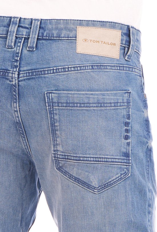 Achterkant van een lichtblauwe jeans met label 'TOM TAILOR'.