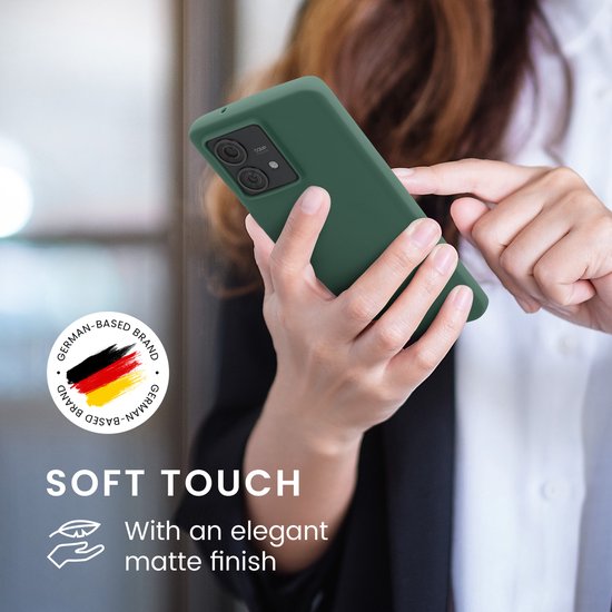 Een vrouw houdt een groene telefoonhoes vast. Met het "German-based Brand" logo.