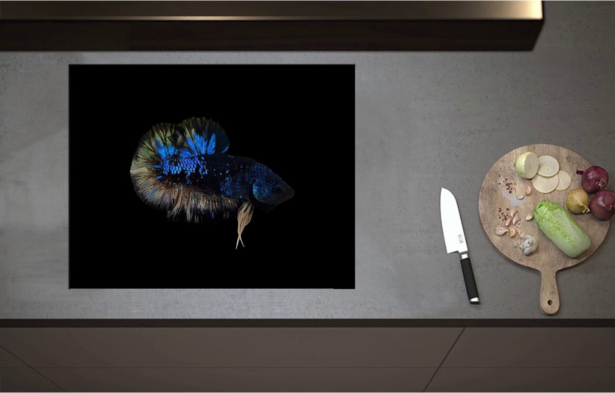 Inductieplaat Beschermer - Blauwe Vis op Zwart Oppervlak - 70x55 cm - 2 mm Dik - Inductie Beschermer - Bescherming Inductiekookplaat - Kookplaat Beschermer van Zwart Vinyl