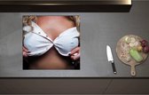 Inductieplaat Beschermer - Blonde Vrouw in Lichtroze Topje met Open Knoopjes - 58x55 cm - 2 mm Dik - Inductie Beschermer - Bescherming Inductiekookplaat - Kookplaat Beschermer van Zwart Vinyl