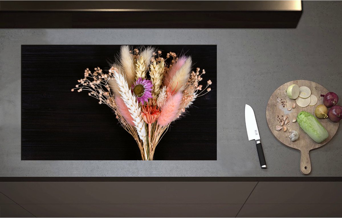 Inductieplaat Beschermer - Boeket van Verschillende Droogbloemen tegen Zwarte Houten Achtergrond - 85x51 cm - 2 mm Dik - Inductie Beschermer - Bescherming Inductiekookplaat - Kookplaat Beschermer van Wit Vinyl