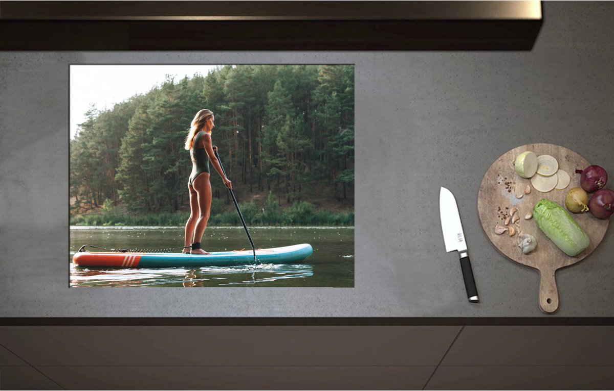 Inductieplaat Beschermer - Blonde Vrouw op Supbord op Water langs Rij Bomen - 70x55 cm - 2 mm Dik - Inductie Beschermer - Bescherming Inductiekookplaat - Kookplaat Beschermer van Zwart Vinyl