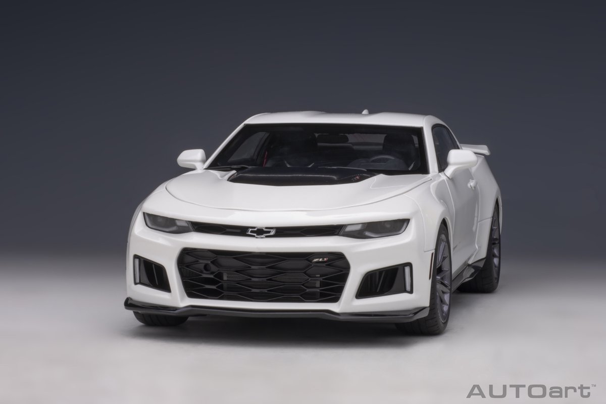 Autoart 1:18 Chevrolet Camaro ZL1 Coupe van 2017 in Summit White.