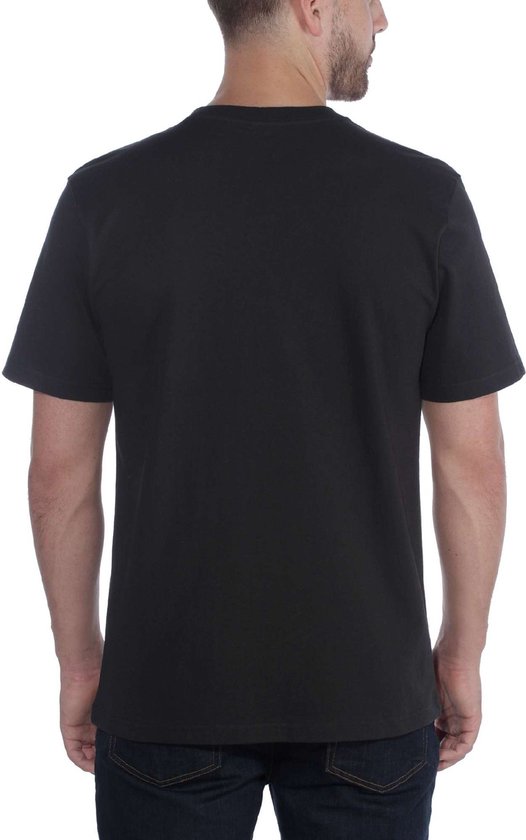 De achterkant van een man die een effen zwarte Carhartt t-shirt draagt.