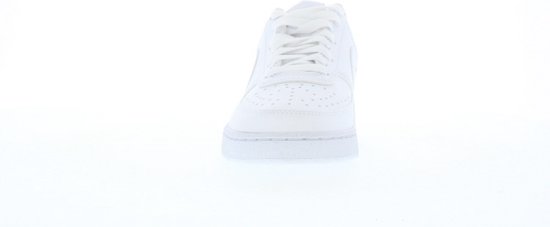 Voorkant van een witte Nike Court Vision Low dames sneaker, met witte veters en perforaties.