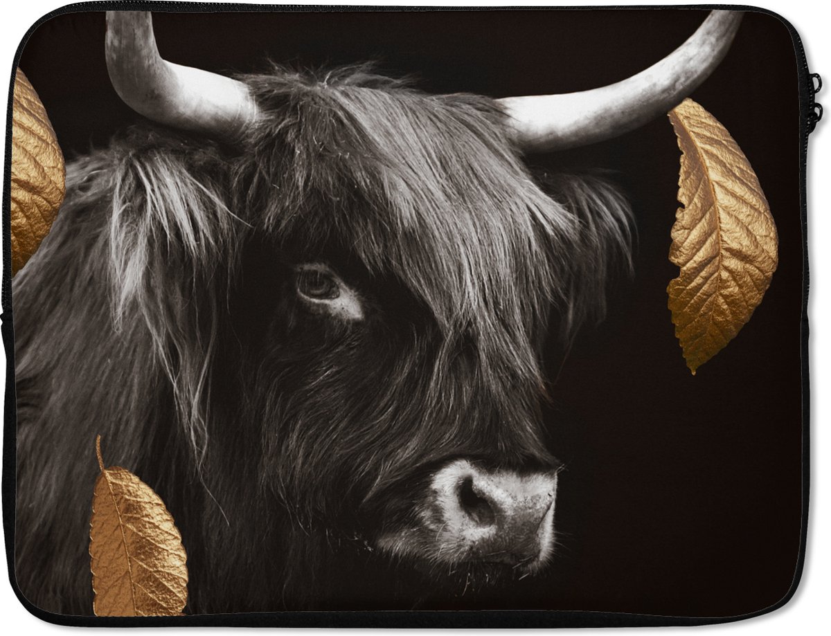 Laptophoes 17 inch - Schotse hooglander - Goud - Bladeren - Laptop sleeve - Binnenmaat 41x28 cm - Zwarte achterkant