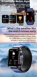 Zwarte smartwatch met blauwe band toont het weerbericht en trainingsstatistieken.