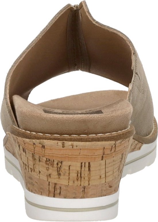Achterkant van een beige suède slipper met open teen. Kurken sleehak met witte accenten.
