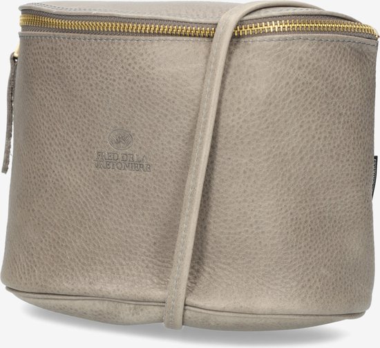Grijze leren crossbody tas met gouden rits en merklogo.