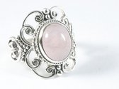 Opengewerkte zilveren ring met rozenkwarts - maat 19.5