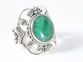 Opengewerkte zilveren ring met smaragd - maat 21