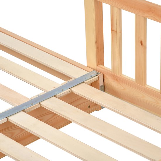 Close-up van de houten bedbodem met metalen bevestigingsbeugels.