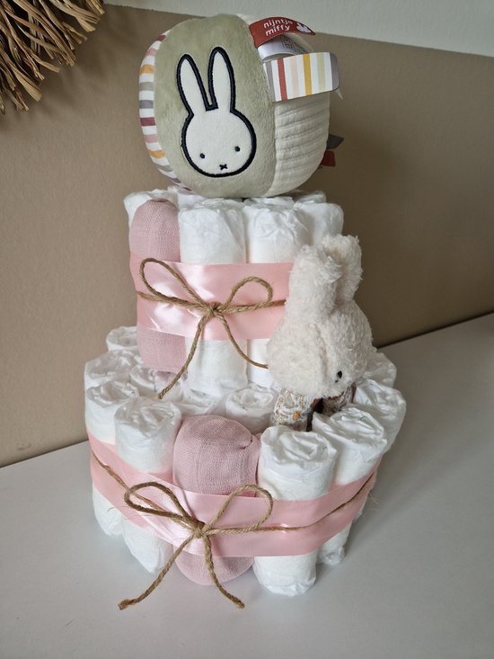 Foto: Luiertaart met nijntje speelbal en rammelaar meisje babyshower kraamcadeau