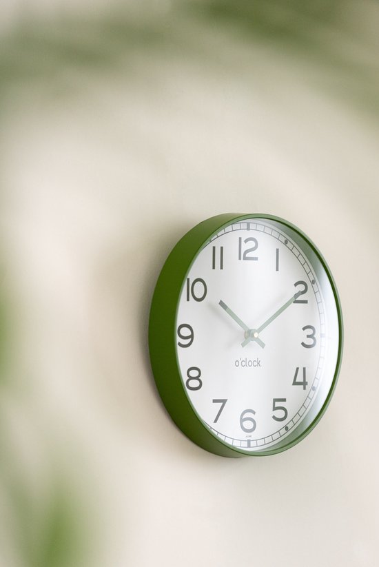 Groene ronde klok met witte wijzerplaat en zwarte cijfers.