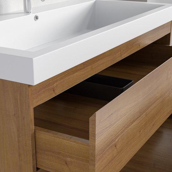 Badmeubel met houten fronten en een witte wastafel, lade deels open met zwarte organizer.